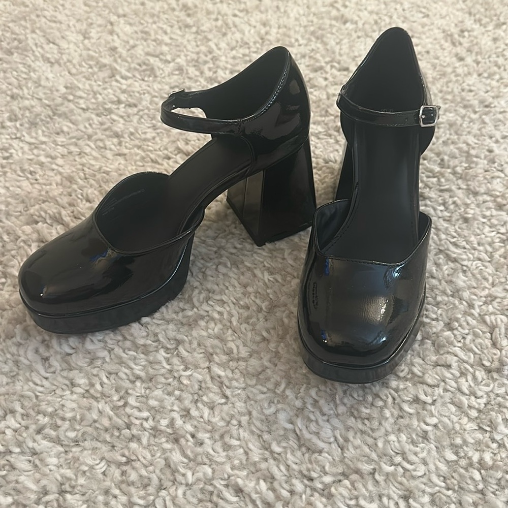 Black patent leather Mary Jane’s 6.5